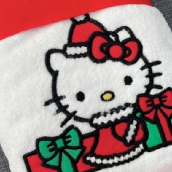 NWT HELLO KITTY Set Of 2 Hello Presents Hand Towels 16x28 - Picture 4 of 4